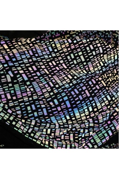 DG-CW  幻彩反光印花布  英文字母印花   幻彩反光布   印花反光布料   尺寸：幅寬1.37米   厚度：0.5   布底:全滌/滌棉 /滌氨   度度：330~450cd/(lx.m)   特性：水洗 25次 （國際水洗標準 ISO6330.60度） 細節-2